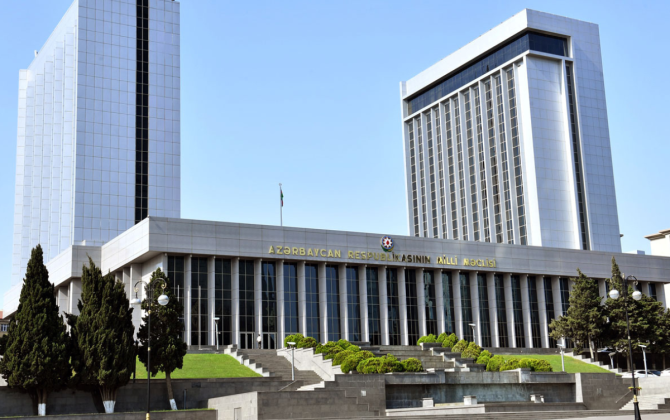 Началось пленарное заседание Милли Меджлиса