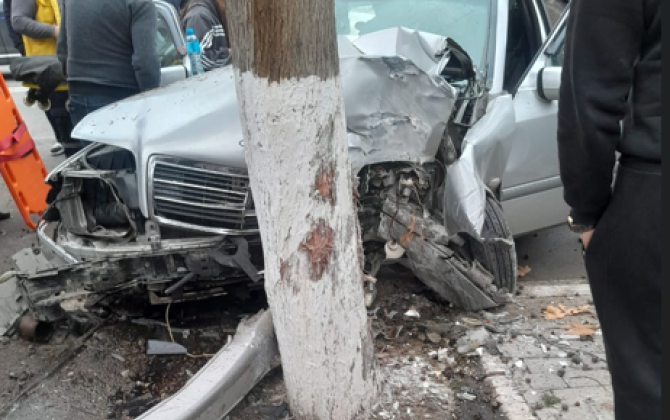 Gəncədə avtomobil ağaca çırpılıb - Xəsarət alan var - FOTO - VİDEO