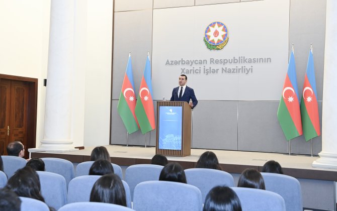 Ayxan Hacızadə diplomatiya könüllüləri ilə görüşüb