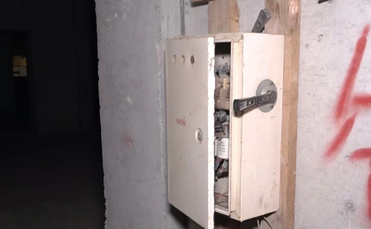 Sakinlər istiliyə görə həyətdə ocaq qaladılar: MTK binanı niyə təhvil vermir?