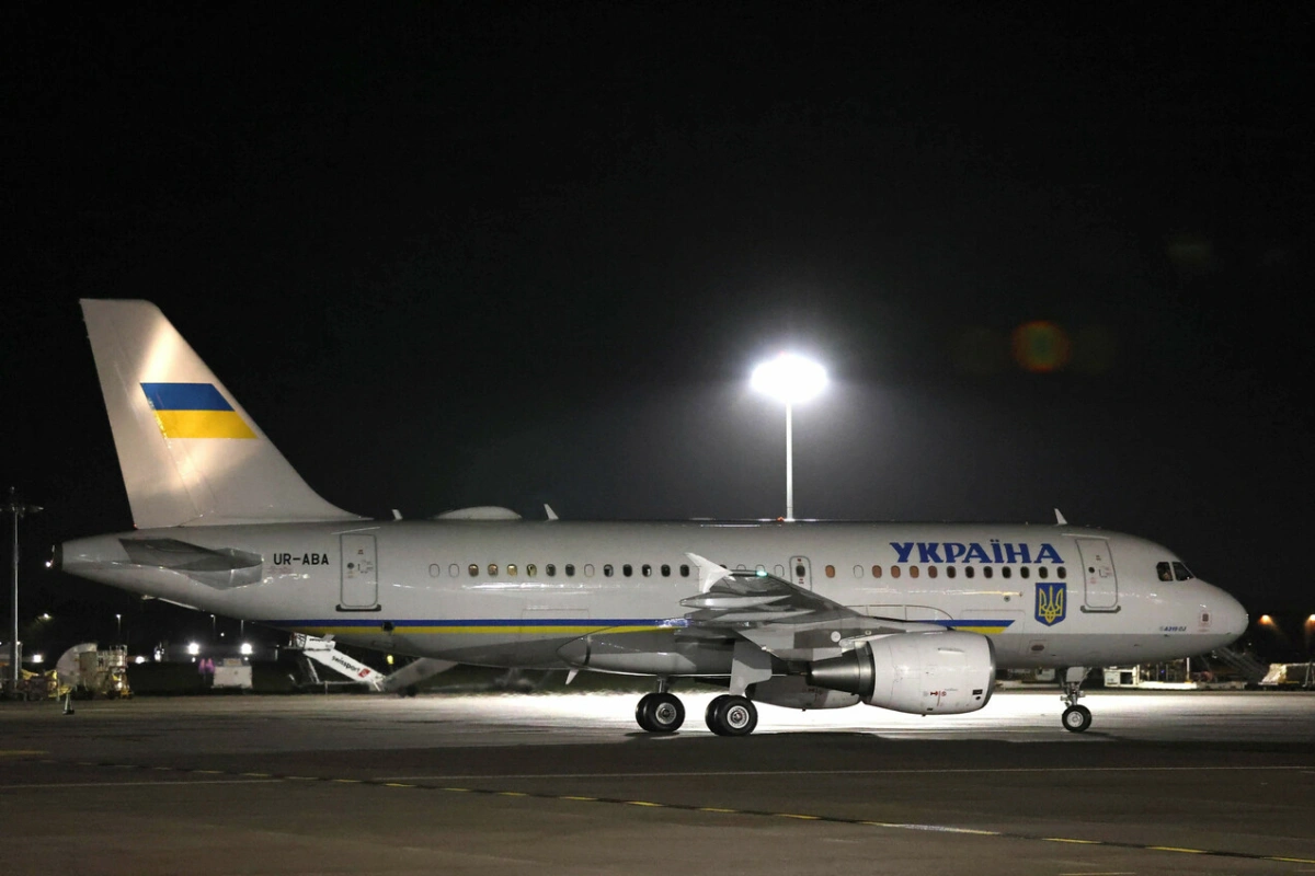 СМИ: Самолет Владимира Зеленского в Ирландии преследовали дроны военного типа