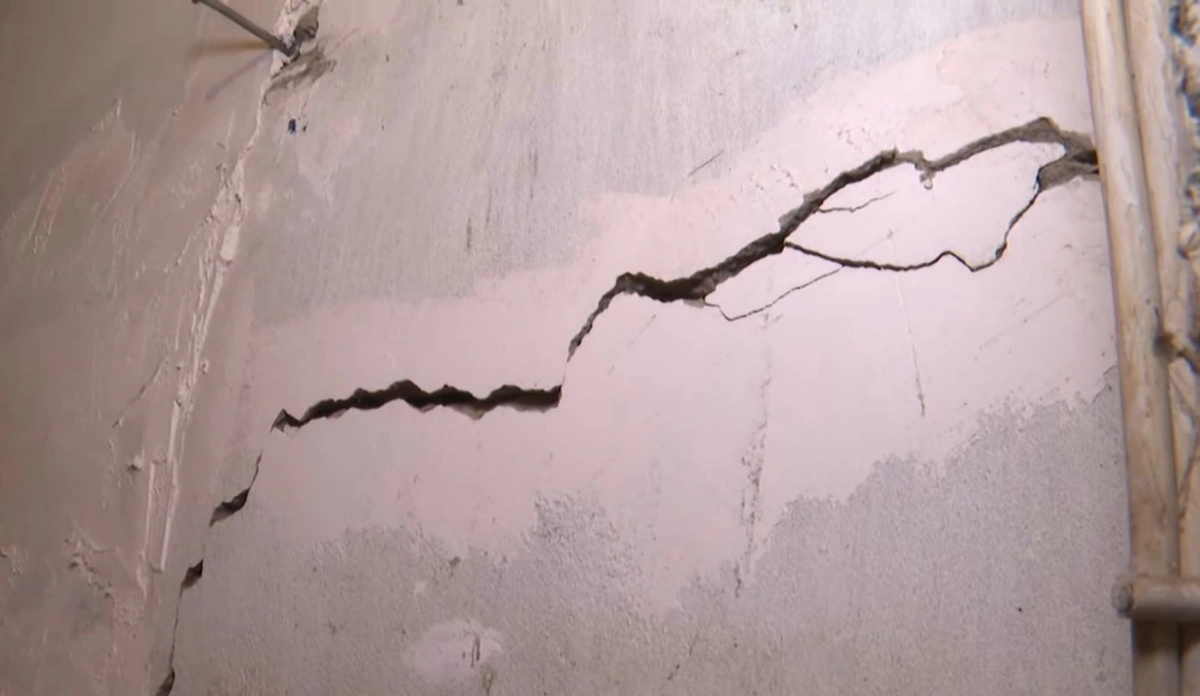 Bakıda köhnə yaşayış binasının sakinləri ciddi təhlükə ilə üz-üzə - VİDEO