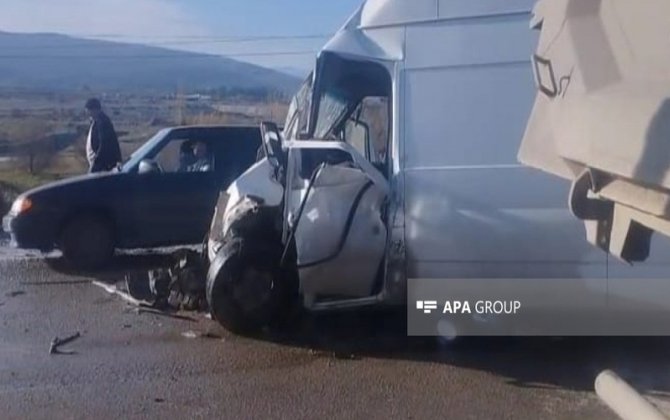 Qubada avtobus yük maşını ilə toqquşdu, ölən var