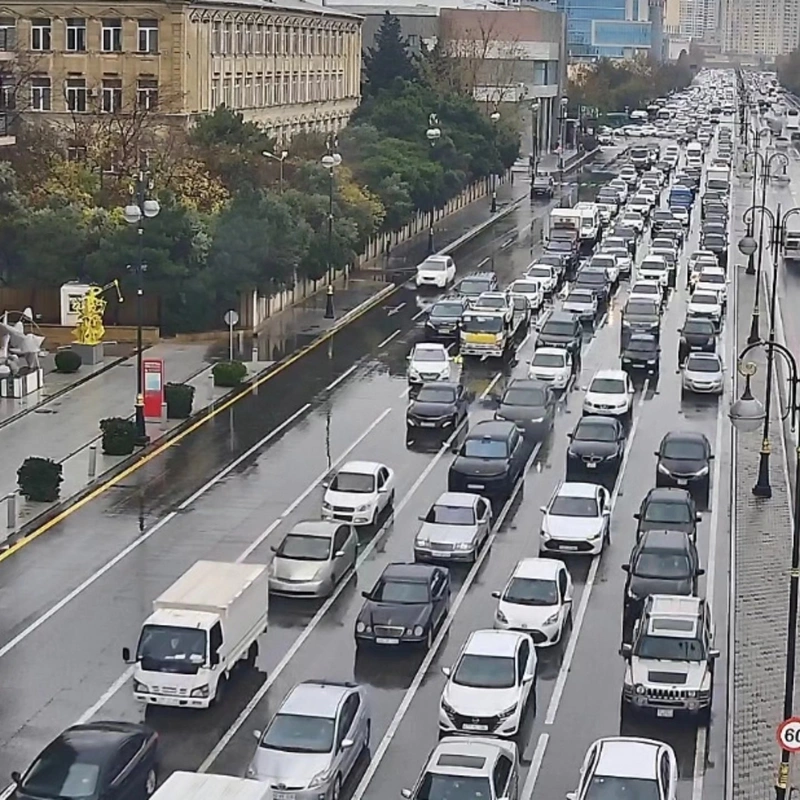 Bakıda yağışla bağlı bəzi yollarda sıxlıq var - SİYAHI