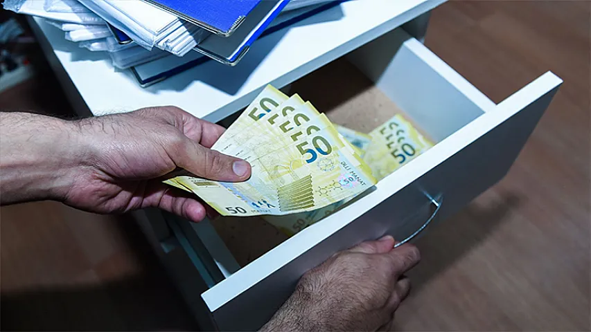 Azərbaycanda 18 həkim işləyə bilmək üçün rüşvət verib - SİYAHI VƏ MƏBLƏĞLƏR