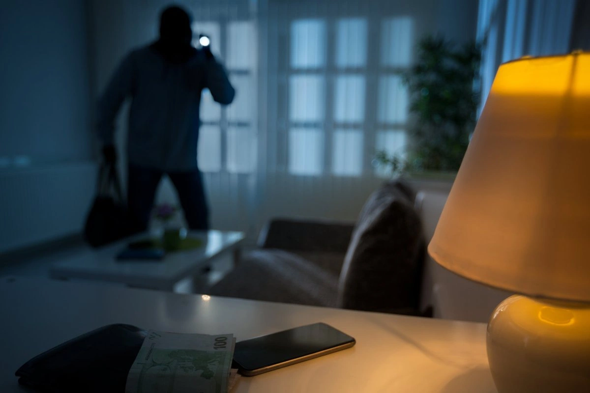 Fransada nazirin evi qarət olundu