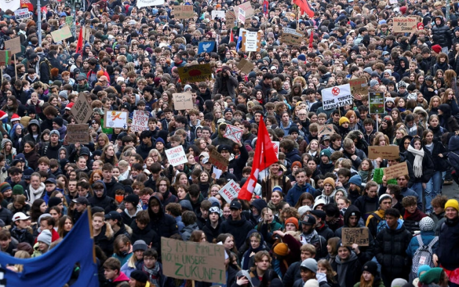 Almaniyada minlərlə məktəbli yeni hərbi xidmət qanununa etiraz edib
