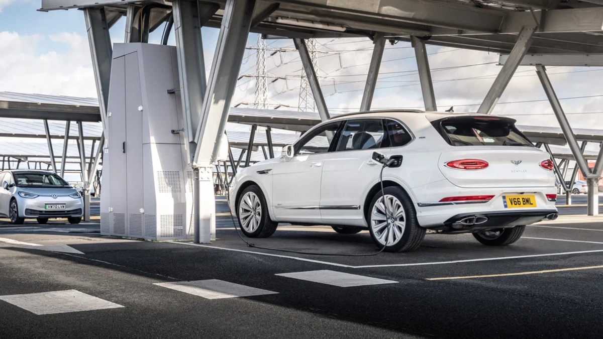 Bentley отзовёт гибридные кроссоверы Bentayga из-за перегрева батареи