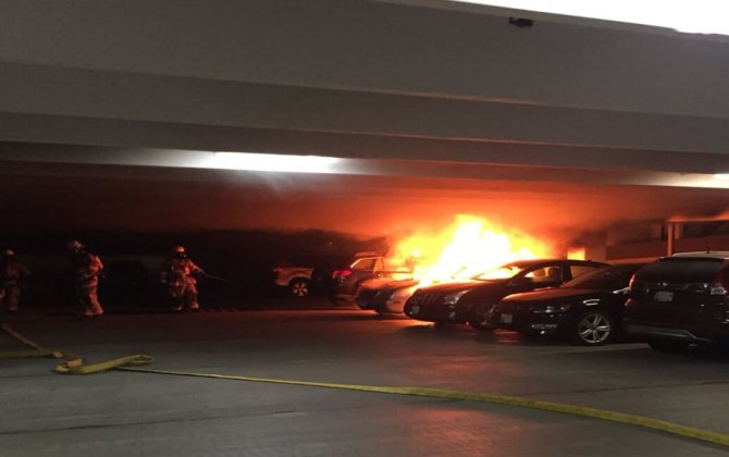 Bakıda “BMW” və “Volkswagen” hotelin qarajında yandı