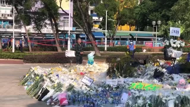 Море цветов и бумажных журавлей: Гонконг скорбит по жертвам крупнейшей трагедии