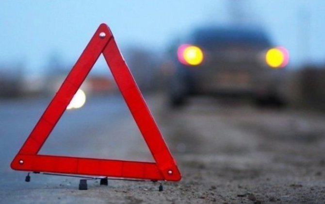 В Гяндже Mercedes врезался в ограждение: двое пострадали