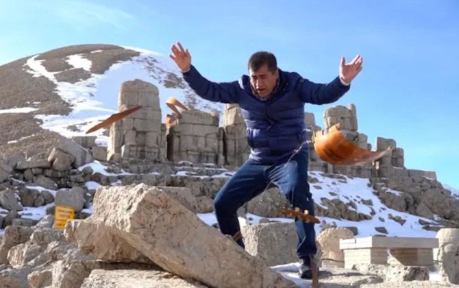 Tanınmış aşıq süni intellektə etiraz edərək sazını parçaladı - VİDEO