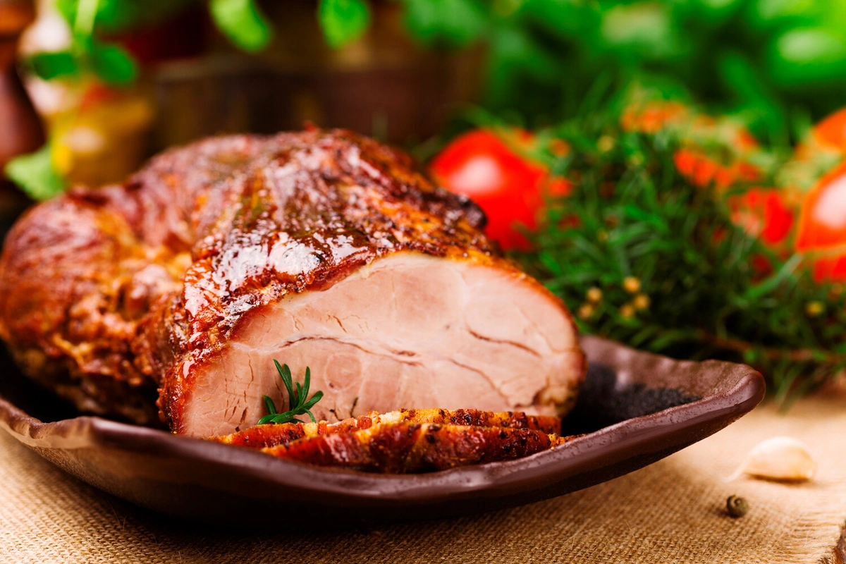 Нутрициолог рассказала, можно ли есть мясо на завтрак