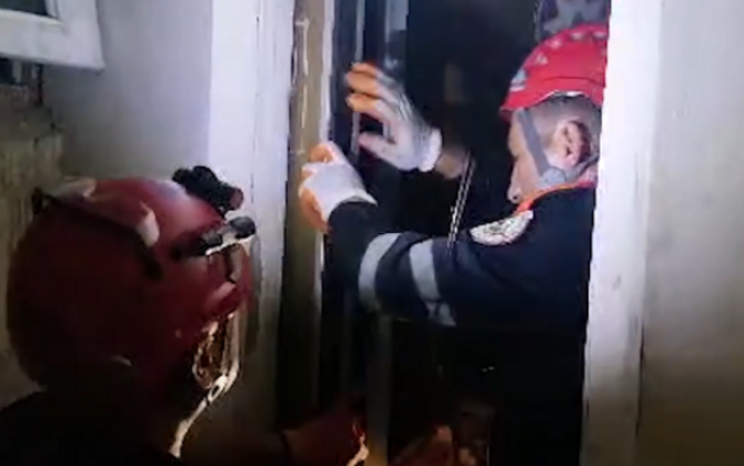 Liftdə qalan şəxslər xilas edildi
