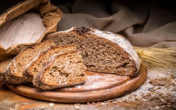 Marketlərdə “qara çörək” TƏLƏSİ – Çovdar unu əvəzinə rəngləndiricidən İSTİFADƏ OLUNUR