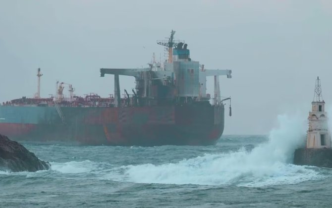 Болгария сняла часть экипажа с поврежденного украинским дроном танкера