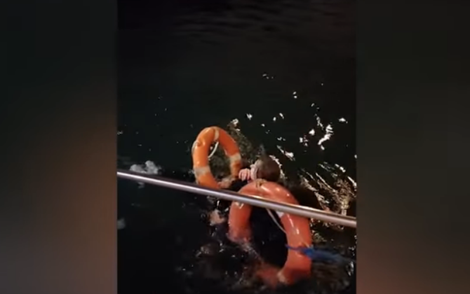 На бакинском бульваре спасен тонущий человек-ВИДЕО