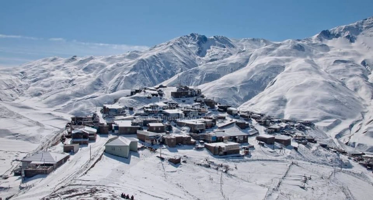 Xınalıq yolunda köməksiz qalan turist xilas edildi