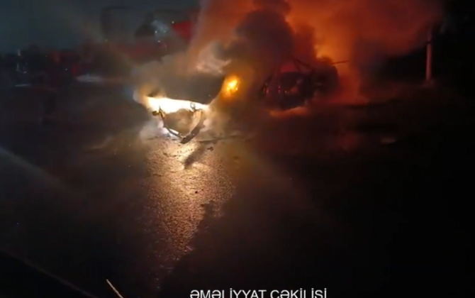 Masazırda iki avtomobilin toqquşması nəticəsində yanğın baş verdi - VİDEO