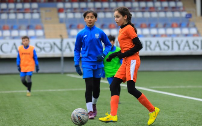 Qız futbolçular oğlanlarla eyni meydanda mübarizə aparacaq - AFFA-dan yenilik