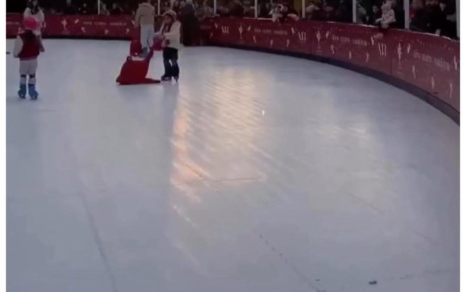 Bulvardakı bu meydança plastmasdan imiş... - VİDEO