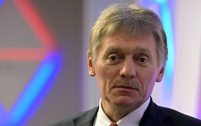 Контакты России и США продолжаются, заявил Песков