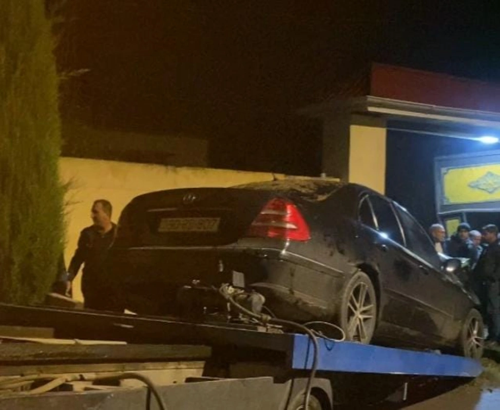 Ağcabədidə avtomobil darvazaya çırpıldı, sürücü öldü - FOTO