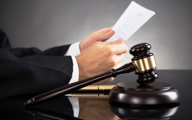 Müstəntiqin yanında arvadını öldürmək istədi, məmurla əlbəyaxa oldu