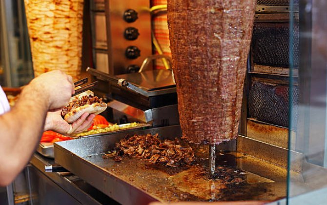 В Гяндже школьники массово отравились донером