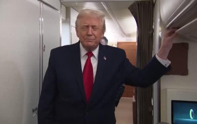 Трамп во время пресс-конференции получил удар дверью туалета