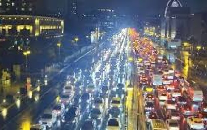 На ряде улиц и проспектов Баку затруднено движение транспорта