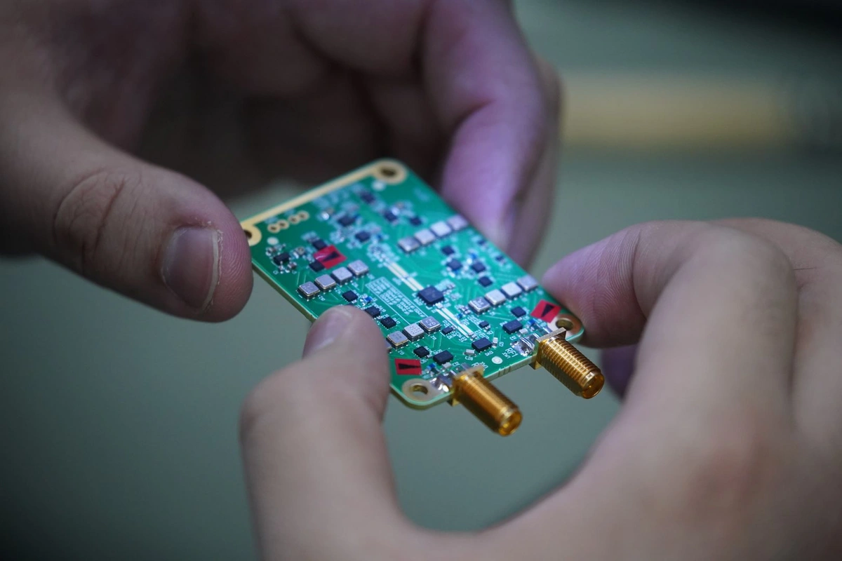 Çin ilk dəfə olaraq rəsmi satınalma siyahısına süni intellekt çiplərini əlavə edib