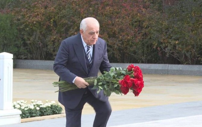 Əli Əsədov Heydər Əliyevin məzarını ziyarət etdi