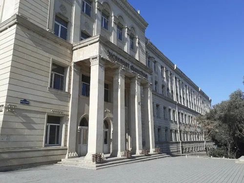 Родители учеников Гимназии искусств в Баку требуют ускорить ремонт учебного заведения