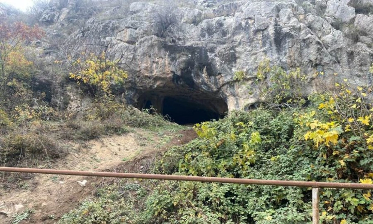 Azıx və Tağlar mağaralarında iki abidə aşkarlanıb