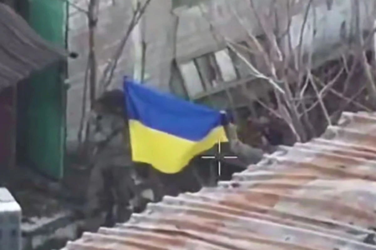 Rusiyanın nəzarətə aldığı deyilən Pokrovskun mərkəzində Ukrayna bayrağı qaldırıldı