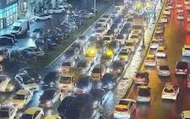 На ряде улиц и проспектов Баку затруднено движение транспорта