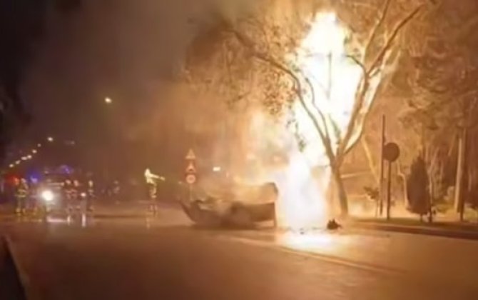 Bakıda qəzaya uğrayan avtomobil qaz borusuna çırpıldı - VİDEO