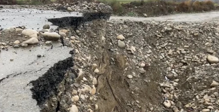 Оползень разрушает единственную дорогу к трём сёлам Агсу: дети с трудом добираются в школу