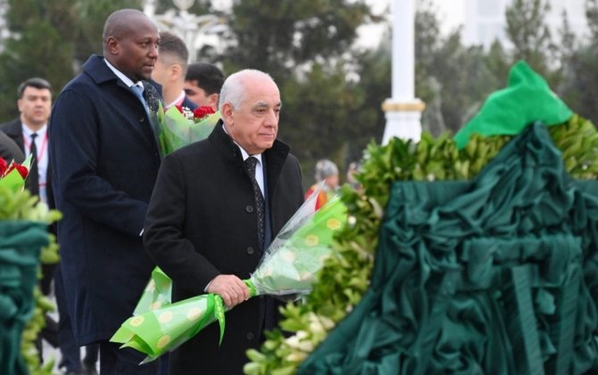 Əli Əsədov Aşqabadda Neytrallıq Abidəsini ziyarət etdi - FOTO