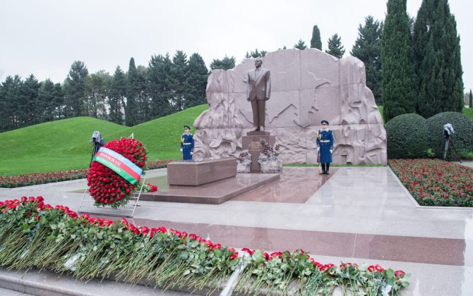 ADSEA kollektivi Fəxri xiyabanda Heydər Əliyevin xatirəsini andı - FOTO