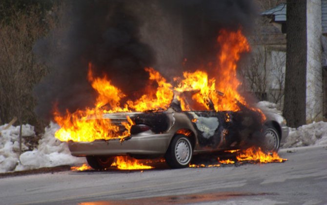 Göygöldə minik maşını yanıb