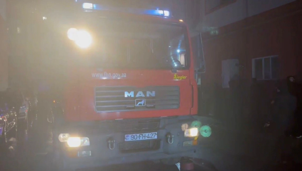 Güclü yanğın baş verdi - İki nəfər xəsarət alıb, 20 sakin təxliyə edilib - VİDEO