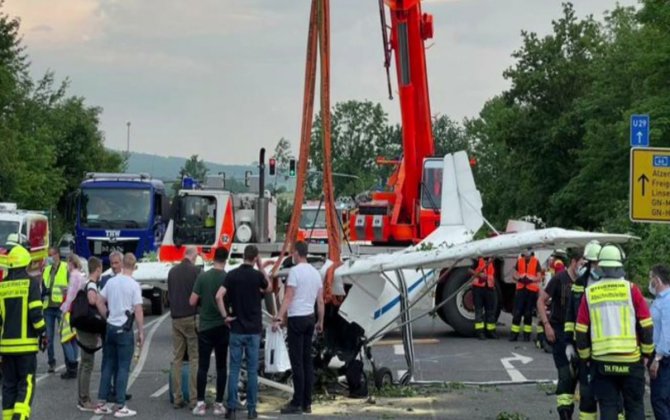 Самолет совершил аварийную посадку на оживленной улице в Германии, есть раненые