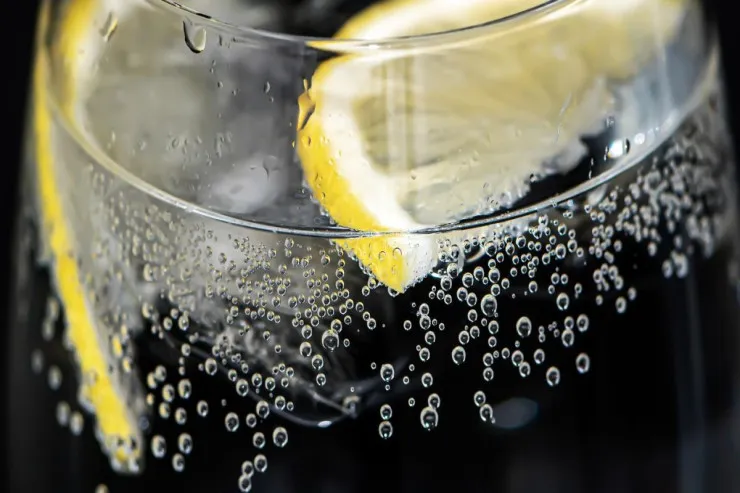 Dietoloqlar bir mifi dağıtdılar: səhər limonlu su içmək düşündüyünüzü etmir