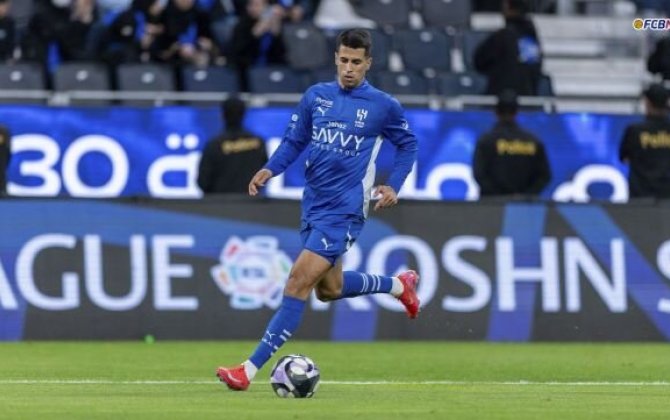 Məşhur futbolçu onu çəkən azarkeşə hücum etdi - VİDEO