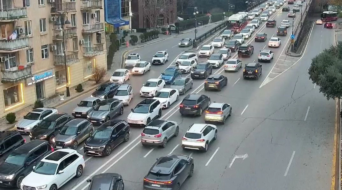 Paytaxtın bəzi küçələrində sıxlıq müşahidə olunur