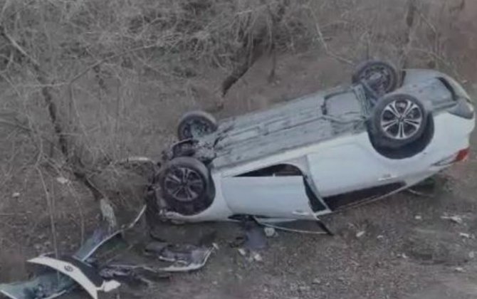 Qaxda minik avtomobili aşıb, xəsarət alanlar var