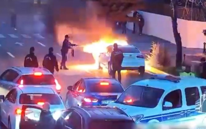 Bakının mərkəzində yanan maşın belə söndürüldü - VİDEO