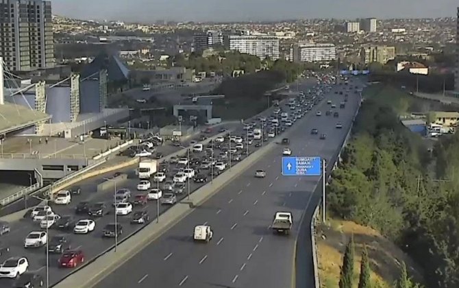В Баку на ряде улиц и проспектов затруднено движение транспорта